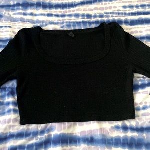 I’m selling black shirt it is cropped and very new